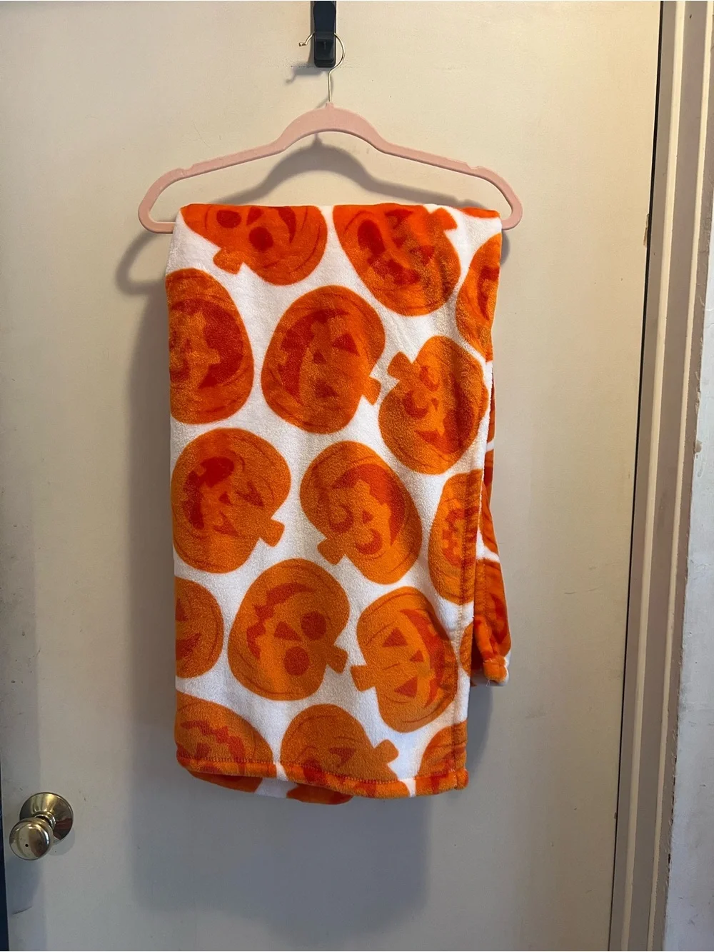 HYDE AND EEK - White/Orange Pumpkin Halloween Throw 🎃